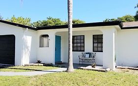 Whole House+Renovated+Pool+Lanai+Bbq+Close To All